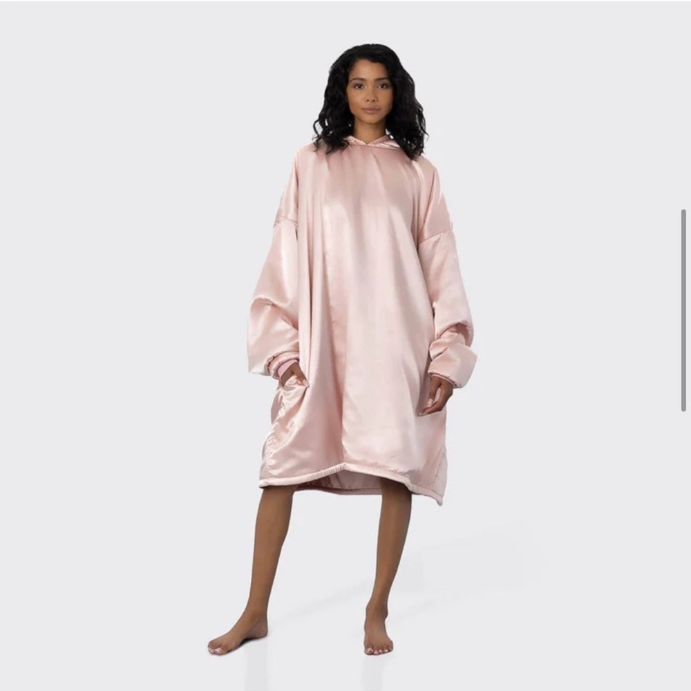 NWT Kitsch Sleepwear Glazey Satin Pink Robe